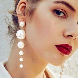 Beautiful Geometric Pearl Hanging Earrings!